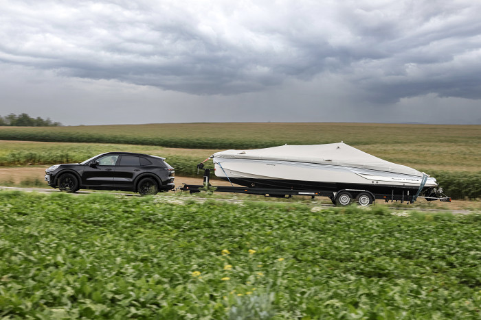 Das Boot kommt mit in den Urlaub. Der Cayenne Electric zieht bis zu 3,5 Tonnen Anhängelast. (Bild: Porsche)